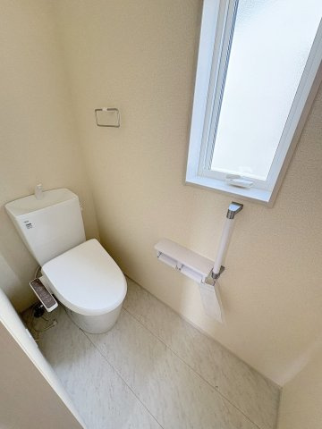 八潮市木曽根　新築戸建　全1棟のトイレ|同施工会社の参考写真になります。