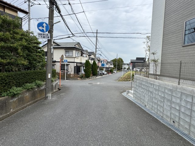 松戸市小金原５丁目新築戸建【貝の花小学校：8分】の前面道路含む現地写真|北西側前面道路・幅員約6ｍ