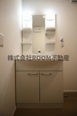 マカロンの独立洗面台|独立洗面台、小物を置くことができて便利です