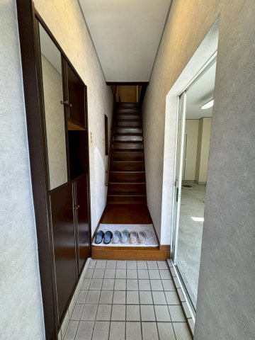 門真市江端町の玄関|シューズボックス付きの玄関です。玄関横に扉あり、外に出られて雨にぬれずに乗り降りできます。