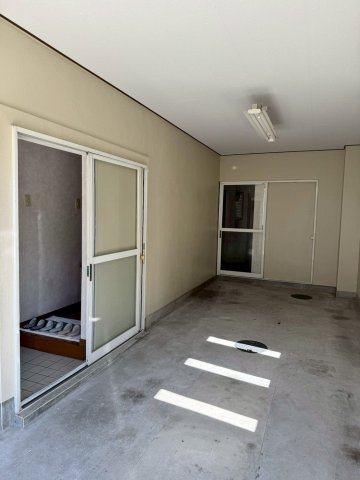 門真市江端町の駐車場|駐車スペースは広々としております。駐車場の奥にも扉があります。