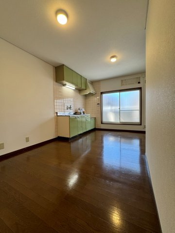 門真市江端町の居間・リビング|LDKは約9帖で、ウォール型キッチンあります。