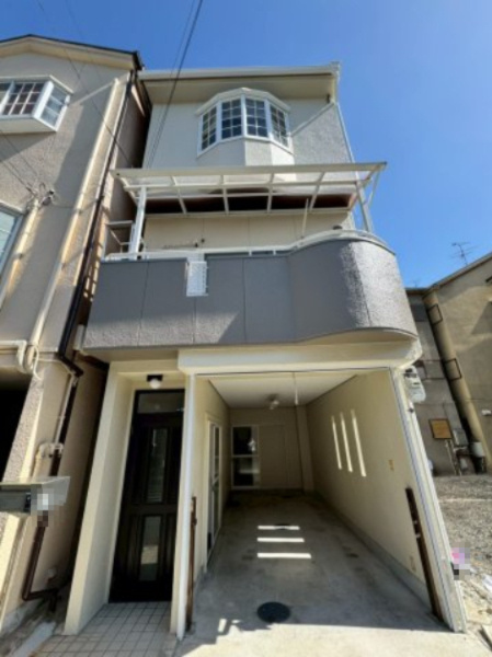 門真市江端町の外観|シャッター車庫付きのお家で、雨の日も大切なお車も安心です。