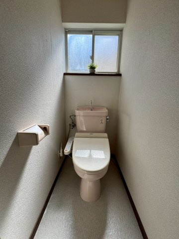門真市江端町のトイレ|トイレは2階にあり、窓付きで自然換気可能です。