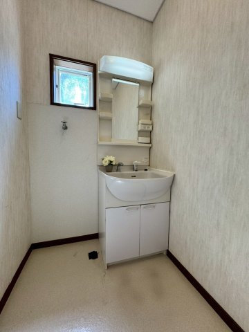 門真市江端町の独立洗面台|広々洗面所で、洗面台は下部収納付きです。