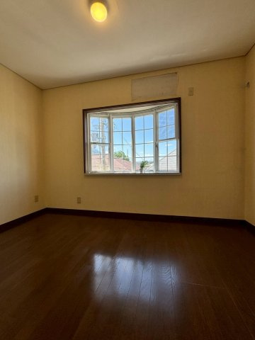 門真市江端町の洋室|洋室は約5帖あり出窓付き。出窓にはフォトフレームや観葉植物を飾っても良いですね。