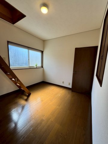 門真市江端町の洋室|洋室は約5.5帖です。屋根裏収納付きのお部屋です。季節物のお洋服等、荷物もたっぷり収納可能です。