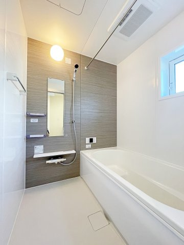新築戸建・新築建売　福島市笹谷大谷地　笹谷小・信陵中の浴室|自然光が入る小窓付きのバスルーム♪物干し竿＆浴室乾燥で天気に左右されません♪