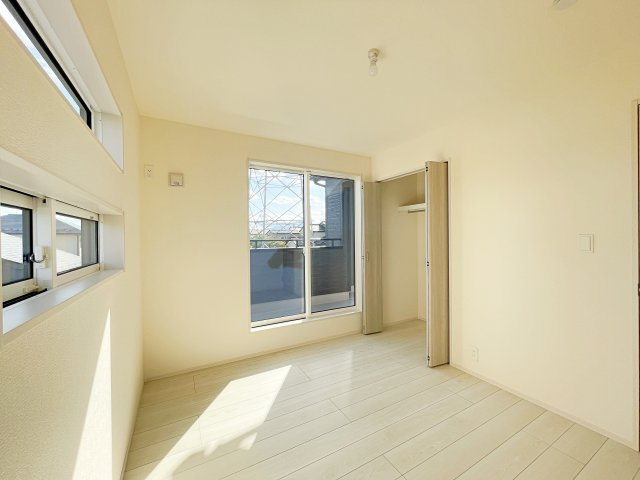 新築戸建・新築建売　福島市笹谷大谷地　笹谷小・信陵中の洋室|2面採光で陽射しがたっぷり差し込む明るい洋室です！