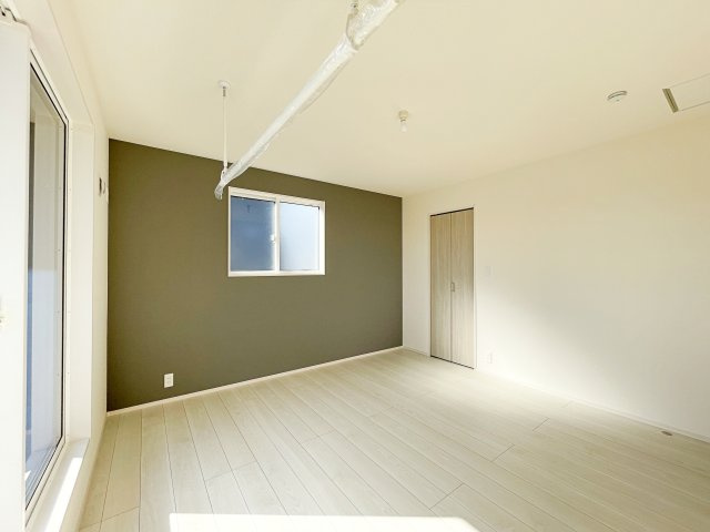 新築戸建・新築建売　福島市笹谷大谷地　笹谷小・信陵中の洋室|2面採光で明るい洋室です！ホワイト基調の爽やか空間からインナーバルコニーにも出られます♪