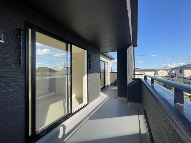 新築戸建・新築建売　福島市笹谷大谷地　笹谷小・信陵中のバルコニー|天候の急な変化にも柔軟に対応できるインナーバルコニー付き！
