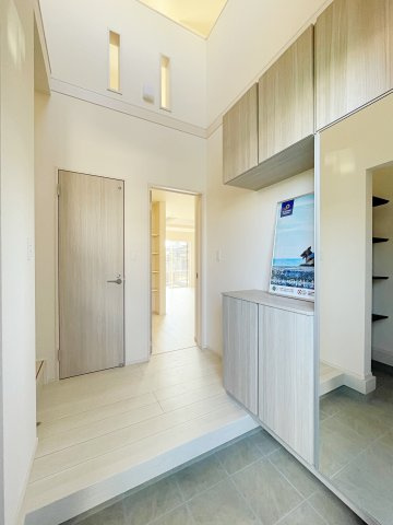 新築戸建・新築建売　福島市笹谷大谷地　笹谷小・信陵中の玄関|上部吹抜で開放感たっぷり！玄関収納ミラー付きで出掛ける前の身だしなみチェックができます！