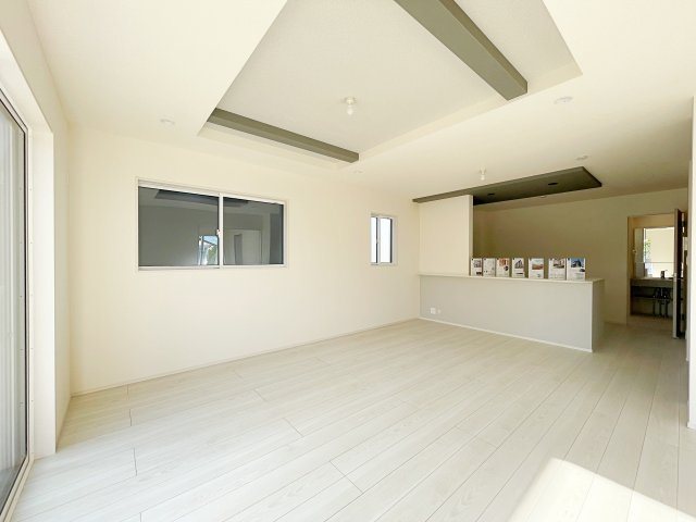 新築戸建・新築建売　福島市笹谷大谷地　笹谷小・信陵中の居間・リビング|20帖と広々のLDK！折上天井を使うことでより開放感をプラス！