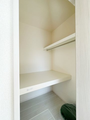 新築戸建・新築建売　福島市笹谷大谷地　笹谷小・信陵中の収納|ハンガーパイプ付きで洋服をかけることもでき、棚で区切られているので布団と荷物の収納ができます！