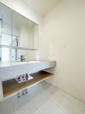 新築戸建・新築建売　福島市笹谷大谷地　笹谷小・信陵中のキッチン|三面鏡タイプのフルフラットカウンター洗面台で、身だしなみチェックも収納力も◎洗面まわりもすっきり清潔に保てます！