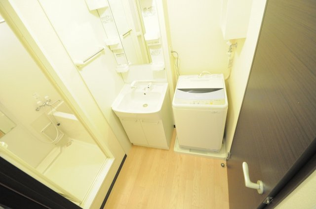 レオネクストリヴェール長田の内装|収納機能付き洗面台と洗濯機があります。