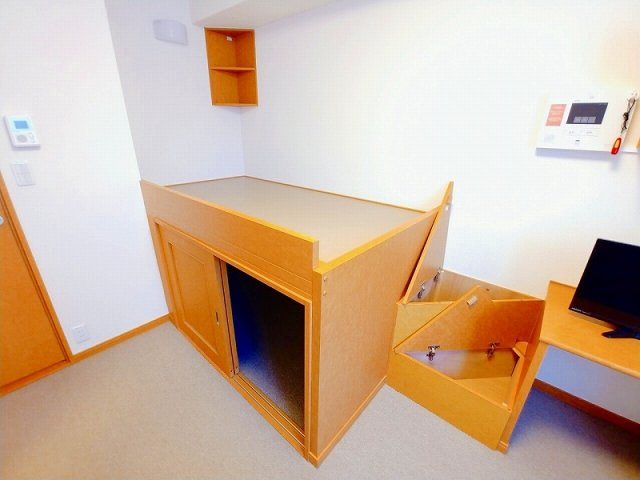 レオパレス堀田の内装|ベット下収納スペース