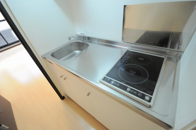レオネクストリヴェール長田のキッチン|便利な2口の電熱コンロ
