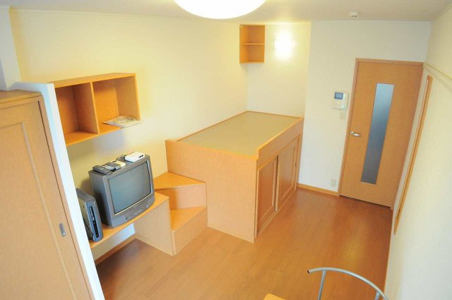 神戸市北区鈴蘭台南町７丁目のアパートの居間・リビング|ベッド下収納・階段下収納でお部屋も広々！！