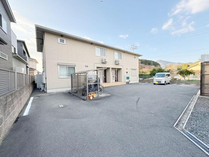 ウィット狐井の駐車場