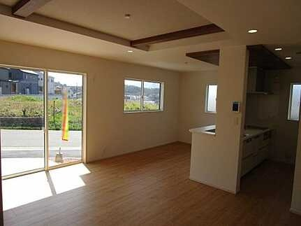 広島市安佐南区伴東8丁目　新築一戸建て(全2棟)の前面道路含む現地写真