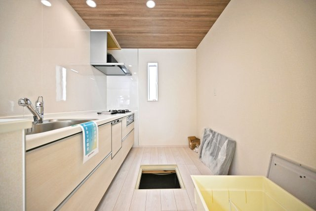 ブルーミングガーデン御願塚7目新築一戸建て|南向き3LDK+駐車1台可のキッチン|キッチン後ろのスペースも広く、ご入居後に設置するカップボードの幅も広がります。特にLDKが広い住宅の場合はカップボードなどのメインインテリアを大きくするとバランスが良くなります。