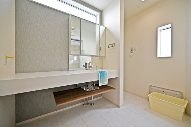 ブルーミングガーデン御願塚7目新築一戸建て|南向き3LDK+駐車1台可の独立洗面台|キャビネット内には散らかりがちな化粧品や小物類をしまっておけるので、生活感が出にくくスタイリッシュな空間を保てます。