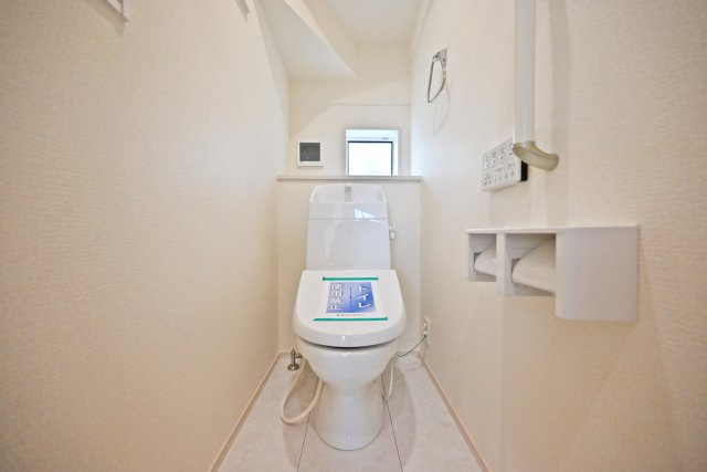 ブルーミングガーデン御願塚7目新築一戸建て|南向き3LDK+駐車1台可のトイレ|1階トイレの内観写真です。
1・2階に1か所ずつウォッシュトイレを導入しています。