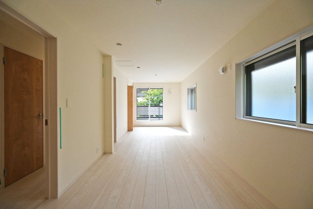 ブルーミングガーデン御願塚7目新築一戸建て|南向き3LDK+駐車1台可の洋室|2階主寝室想定のお部屋は将来的に二部屋に分けることが可能です。 上部には室内物干し竿が設置されています。 天候に左右されずに洗濯物を干すことが可能です。