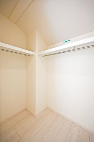 ブルーミングガーデン御願塚7目新築一戸建て|南向き3LDK+駐車1台可の収納|主寝室にはダウンライト付きのWICLを備えており、夫婦のプライベート用品をすっきり収納することが出来ます。