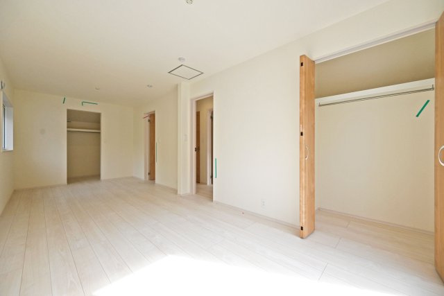 ブルーミングガーデン御願塚7目新築一戸建て|南向き3LDK+駐車1台可の洋室|-主寝室(2F)- 収納庫内には枕棚とハンガーレールを配置しています。