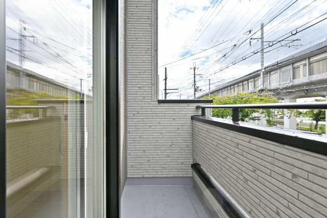 ブルーミングガーデン御願塚7目新築一戸建て|南向き3LDK+駐車1台可のバルコニー|2階主寝室側に面した南面バルコニーです。標準で物干し金具が設置されています。