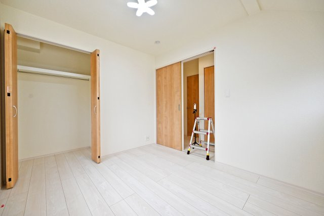 ブルーミングガーデン御願塚7目新築一戸建て|南向き3LDK+駐車1台可の洋室|-洋室約5.2帖(2F)-