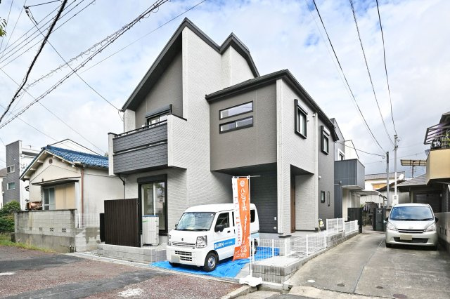 ブルーミングガーデン御願塚7目新築一戸建て|南向き3LDK+駐車1台可の外観|阪急「稲野」駅徒歩11分の好立地！南向き限定1区画の新築戸建が分譲開始致しました。
制震技術「TOEI Safety Damper」を搭載×耐震等級3級取得×長期優良認定住宅です。