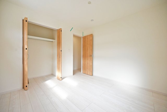 ブルーミングガーデン御願塚7目新築一戸建て|南向き3LDK+駐車1台可の洋室|-洋室約6.1帖(2F)-