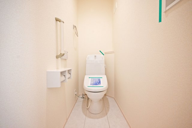 ブルーミングガーデン御願塚7目新築一戸建て|南向き3LDK+駐車1台可のトイレ|2階トイレの内観写真です。
1・2階に1か所ずつウォッシュトイレを導入しています。