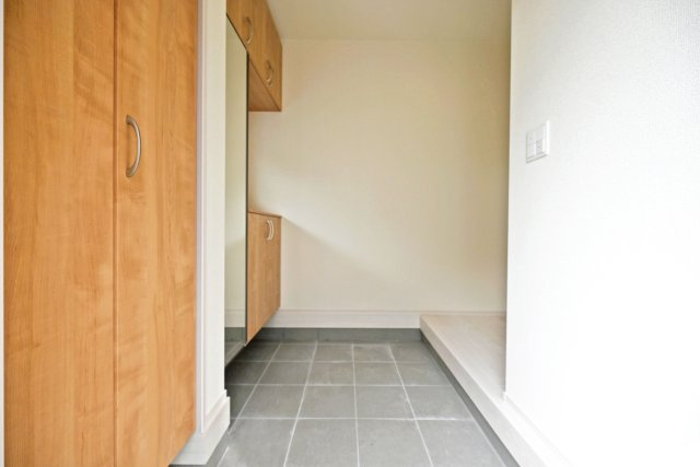 ブルーミングガーデン御願塚7目新築一戸建て|南向き3LDK+駐車1台可の玄関|1階玄関に入ってすぐの内観写真です。 上部まで収納があるシューズBOX付き。 毎日使う玄関回りも常に片付いた状態を維持できそうです。