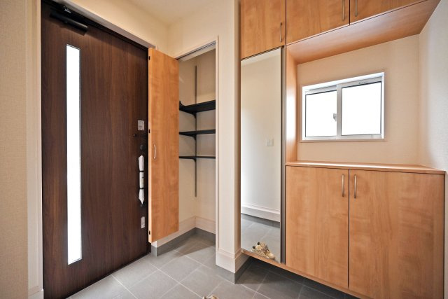 ブルーミングガーデン御願塚7目新築一戸建て|南向き3LDK+駐車1台可の玄関|1階玄関をホール側から撮影した内観写真です。 シンプルな玄関扉にシューズボックス、小窓を配置したオーソドックスな玄関です。