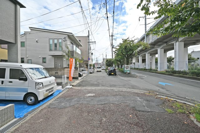 ブルーミングガーデン御願塚7目新築一戸建て|南向き3LDK+駐車1台可の前面道路含む現地写真|前面道路は南側に約12.2ｍ幅です。