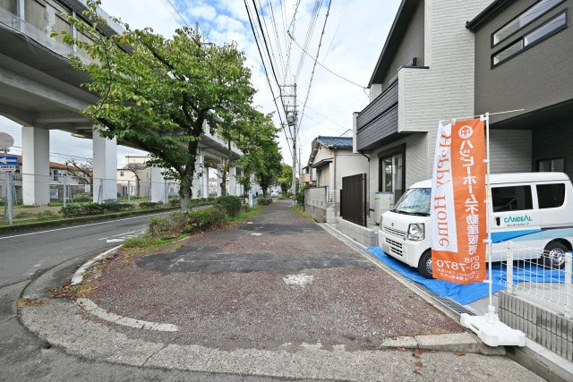 ブルーミングガーデン御願塚7目新築一戸建て|南向き3LDK+駐車1台可の前面道路含む現地写真|前面道路は南側に約12.2ｍ幅です。