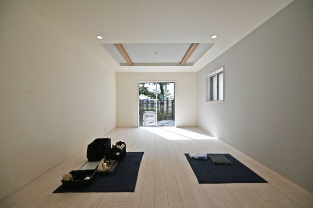 ブルーミングガーデン御願塚7目新築一戸建て|南向き3LDK+駐車1台可の居間・リビング|1階LDKをダイニング側から正面に撮影した内観写真です。奥行きがある縦長リビングなので、収納や家具の配置、インテリアコーディネートがしやすいです。
