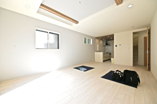 ブルーミングガーデン御願塚7目新築一戸建て|南向き3LDK+駐車1台可の居間・リビング|1階LDKをテレビボード側から撮影しら内観写真です。
折上天井やアクセントクロスを設けるなど、デザイン性を向上させた内観に仕上がりました。