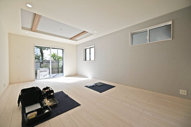 ブルーミングガーデン御願塚7目新築一戸建て|南向き3LDK+駐車1台可の居間・リビング|LDKは約16.7帖でダイニングテーブルやソファーを設置しても十分な広さとなっております！折上天井が採用されたLDKはとても華やかな空間となっております。