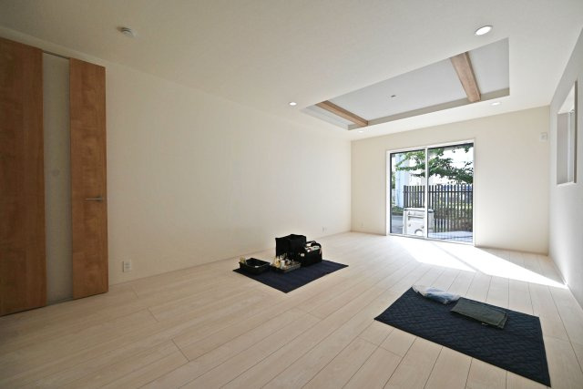 ブルーミングガーデン御願塚7目新築一戸建て|南向き3LDK+駐車1台可の居間・リビング|1階LDKは約16.7帖でゆとりある広さです。 インテリア配置に困らない間取り設計に加え、お子様のいる世帯に必要な部屋数を備えた物件です。