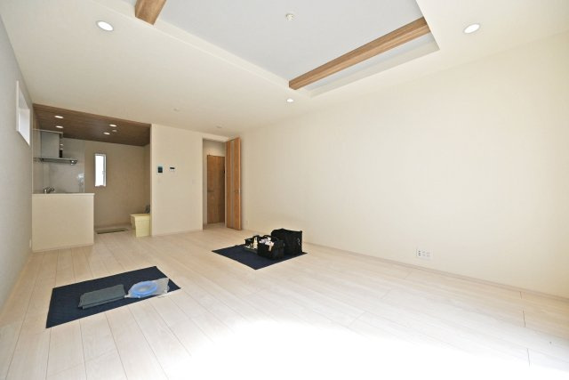 ブルーミングガーデン御願塚7目新築一戸建て|南向き3LDK+駐車1台可の居間・リビング|ナチュラルテイストな内装はどんな家具も合わせやすく、お好みのインテリアコーディネートをお楽しみいただけます。