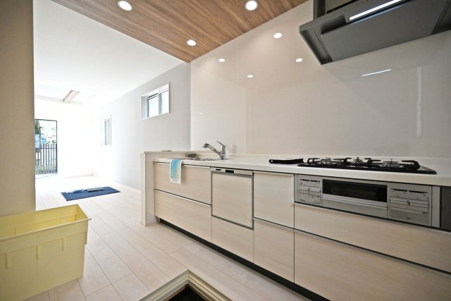 ブルーミングガーデン御願塚7目新築一戸建て|南向き3LDK+駐車1台可のキッチン|1階キッチン奥側から撮影した内観写真です。浄水器一体型水栓、食器洗い乾燥機などの充実した設備内容です。