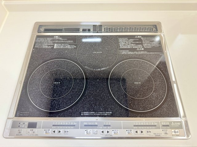 中央区雄踏町山崎の発電・温水設備|使いやすい3つ口コンロ！IHクッキングヒーターはお手入れも楽々！　