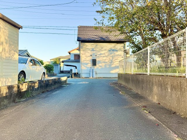 中央区雄踏町山崎の前面道路含む現地写真|車通りが多くなく比較的スムーズにお車の出し入れができます。　