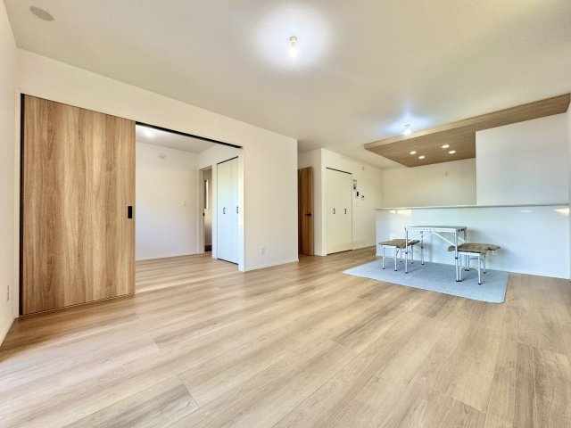 中央区雄踏町山崎の居間・リビング|17.5畳のLDKは落ち着いた雰囲気。家族みんなでのびのびと過ごすのにピッタリです！　