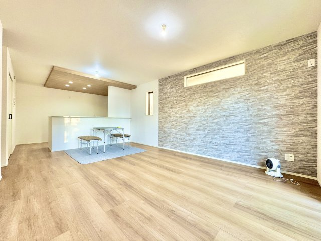 中央区雄踏町山崎の居間・リビング|優しい色味のフローリングが心地よい空間を創り出してくれます！　